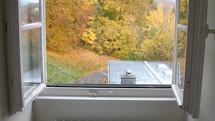 Diese Fensteröffnung zum Beispiel misst 70 mal 70 Zentimeter.