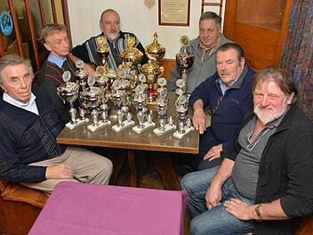 Zahlreiche Pokale gab es für die Erfolge im Taubensport. Unser Foto zeigt (von links) Hermann Bötsch, Lothar Bötsch, Fridolin Mahlmeister, Walter Geheeb, Paul Beck und Georg Mahlmeister.  Foto: Björn Hein