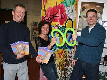 Bernd Riehlein, Susanne Gabler und Thomas Reimer (v. l.) sind das Leitungsteam der VHS. Die Ringe sind Smoveys, die in einem neuen Kurs Körper und Geist in Schwingung versetzen sollen. Foto: Evi Seeger