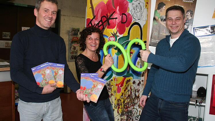 Bernd Riehlein, Susanne Gabler und Thomas Reimer (v. l.) sind das Leitungsteam der VHS. Die Ringe sind Smoveys, die in einem neuen Kurs Körper und Geist in Schwingung versetzen sollen. Foto: Evi Seeger