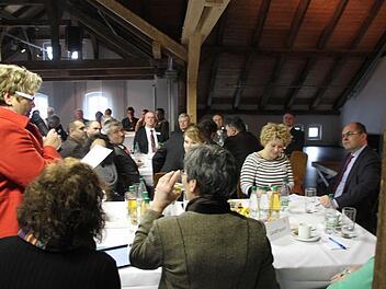 Minister Christian Schmidt (rechts) stellte sich den Fragen der Landwirte. Auch Landesbäuerin Anneliese Göller (links) meldete sich im Mönchshof zu Wort. Fotos: Alexander Hartmann