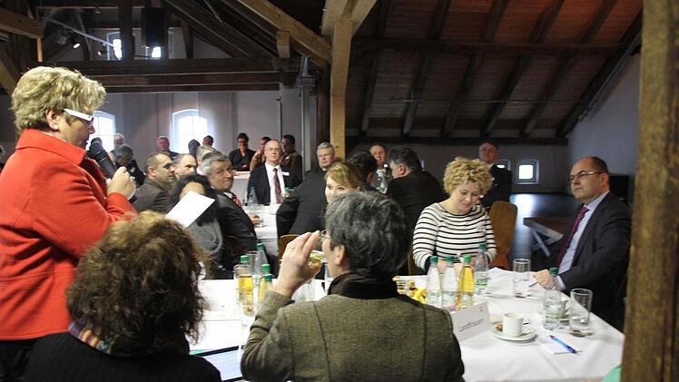 Minister Christian Schmidt (rechts) stellte sich den Fragen der Landwirte. Auch Landesbäuerin Anneliese Göller (links) meldete sich im Mönchshof zu Wort. Fotos: Alexander Hartmann