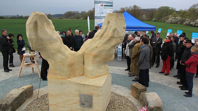 Die Rückseite der Skulptur: Hier wird sehr gut die Symbolik des Zusammenfließens von Lauter und Main verdeutlicht. Foto: Matthias Einwag