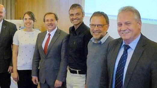 Der neue Vorstand der LAG Aischgrund besteht aus (v. l.) Helmut Dresel, Werner Stöcker, Melanie Greifenstein, Hans Herold, Michael Thiem, Michael Sauer, Klaus Meier und Gerlinde Röder. Foto: Christian Enz