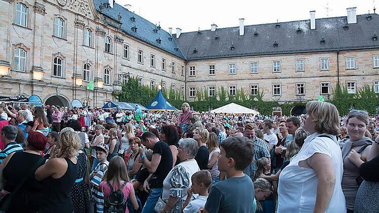 Großer Andrang im Tambacher Schlosshof.Foto: Albert Höchstädter