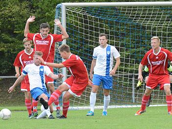 Bestens abgeschirmt: Drei Münnerstädter (von links) Philipp Müller, Fabian Reith und Johannes Kanz hindern im eigenen Strafraum Manuel Örtel vom TSV Unterpleichfeld am Torschuss. Foto: ssp