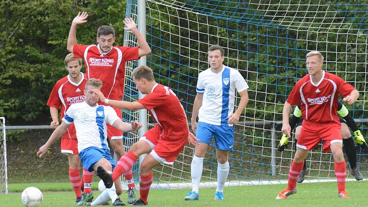 Bestens abgeschirmt: Drei Münnerstädter (von links) Philipp Müller, Fabian Reith und Johannes Kanz hindern im eigenen Strafraum Manuel Örtel vom TSV Unterpleichfeld am Torschuss. Foto: ssp