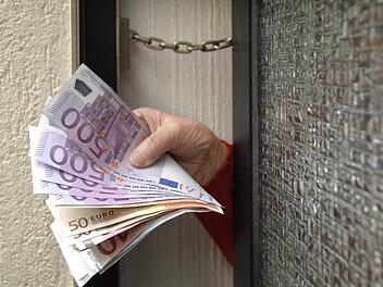 Vorsicht Trickbetrüger: Beim Enkeltrick holen die Gauner nach einem Telefonat das Geld an der Haustür ab.  Foto: Müller