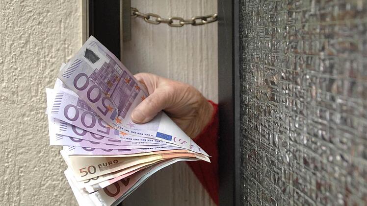 Vorsicht Trickbetrüger: Beim Enkeltrick holen die Gauner nach einem Telefonat das Geld an der Haustür ab.  Foto: Müller