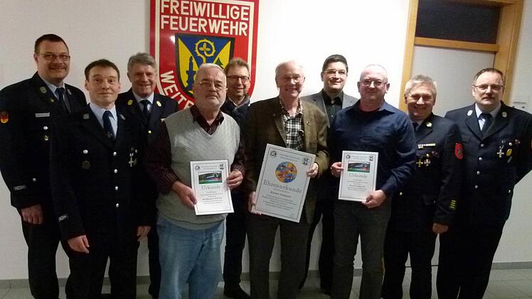 Anlässlich der Hauptversammlung wurden Ehrungen und Beförderungen ausgesprochen. Es gratulierten die Ehrengäste. Foto: Lothar Weidner