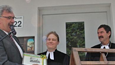 Der Bürgermeister (links) bei der Übergabe seines Geschenkes, seine Arbeitskraft hatte er vorher eingebracht.