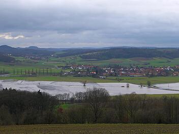 Hochwasser: Die nassen Wiesen im Itzgrund waren nicht mehr in der Lage, das Regenwasser vom Wochenende aufzunehmen. Die Folge: Große Teile der landwirtschaftlichen Flächen im  südlichen Coburger Landkreises standen bis weit in den Montag hinein unter Wasser.Berthold Köhler