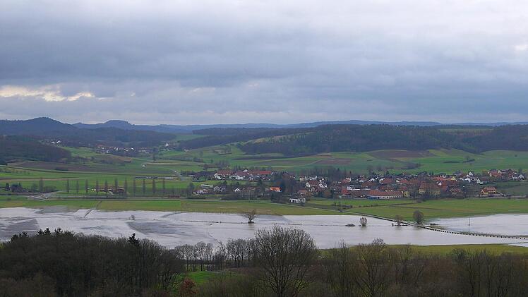 Hochwasser: Die nassen Wiesen im Itzgrund waren nicht mehr in der Lage, das Regenwasser vom Wochenende aufzunehmen. Die Folge: Große Teile der landwirtschaftlichen Flächen im  südlichen Coburger Landkreises standen bis weit in den Montag hinein unter Wasser.Berthold Köhler