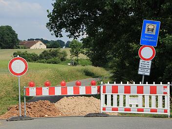 Der Weg von der Rothenburger Straße hinauf zur Wasseraufbereitungsanlage (im Hintergrund) wurde für das Verlegen der Leitungen gesperrt.  Foto: Andreas Dorsch