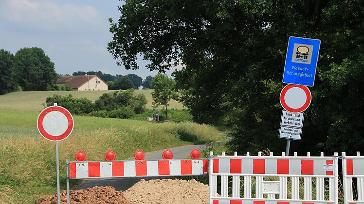 Der Weg von der Rothenburger Straße hinauf zur Wasseraufbereitungsanlage (im Hintergrund) wurde für das Verlegen der Leitungen gesperrt.  Foto: Andreas Dorsch