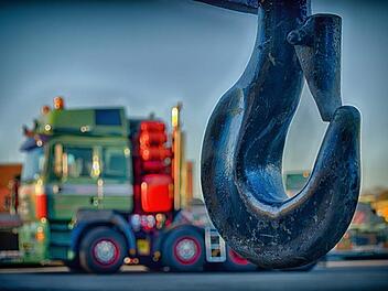 In der Nacht zum Dienstag hat ein Schwertransporter eine Baustelle im Landkreis Hof besch&auml;digt. Symbolbild: pixabay/ Tama66