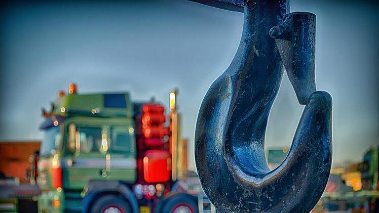 In der Nacht zum Dienstag hat ein Schwertransporter eine Baustelle im Landkreis Hof besch&auml;digt. Symbolbild: pixabay/ Tama66