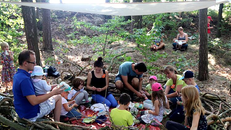 Wie in einem Nest sitzen die Kinder und sind konzentriert bei der Sache.Johanna Blum