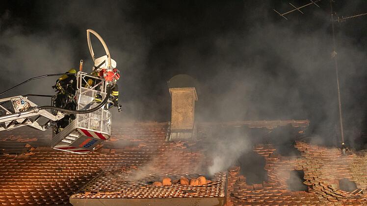 Ein größeres Aufgebot von Feuerwehrleuten war beim Wohnhausbrand in Muhr am See im Einsatz. Foto: NEWS5 / Goppelt
