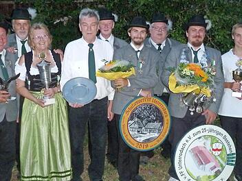 Erster B&uuml;rgermeister Norbert Gr&auml;bner, Erster Ritter Manfred Rott, Zweiter Sch&uuml;tzenmeisterin Karin Ziegler, Jochen Ziegler, Gesch&auml;ftsf&uuml;hrender Sch&uuml;tzenmeister Hans-Heinrich Seidel, Zweiter Ritter Philipp Degelmann, Erster Sch&uuml;tzenmeister Stefan Eber, Maximilian Dietl (von links)  Foto: pr