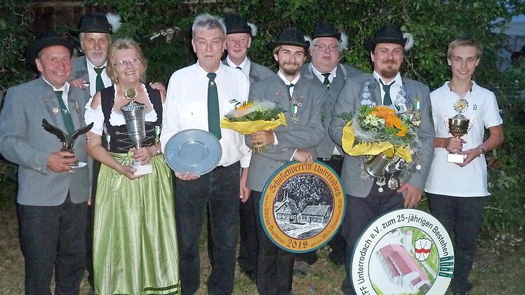 Erster B&uuml;rgermeister Norbert Gr&auml;bner, Erster Ritter Manfred Rott, Zweiter Sch&uuml;tzenmeisterin Karin Ziegler, Jochen Ziegler, Gesch&auml;ftsf&uuml;hrender Sch&uuml;tzenmeister Hans-Heinrich Seidel, Zweiter Ritter Philipp Degelmann, Erster Sch&uuml;tzenmeister Stefan Eber, Maximilian Dietl (von links)  Foto: pr