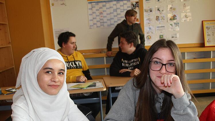 Eine internationale Freundschaft pflegen Tasnim Alhammad (16) und Gloria Bignamini (17): Tasnim Alhammad kam vor vier Jahren aus Syrien nach Deutschland, Gloria stammt aus Italien und lebt mit ihrer Mutter in Kupferberg.