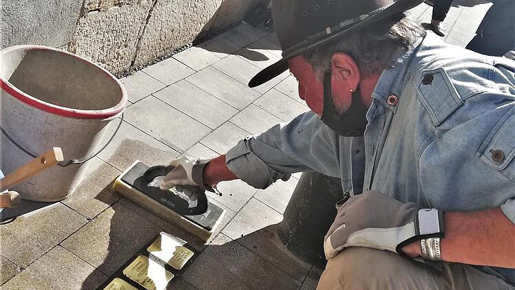 Gunter Demnig bei der Verlegung von drei Stolpersteinen für die Familie Goldschmidt vor ihrem früheren Wohnhaus Unterhainstraße 25. Foto: Sigismnud von Dobschütz