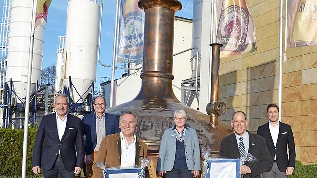 Mitarbeiterehrung bei der Kulmbacher Brauerei; im Bild (von links) Vorstandssprecher Markus Stodden, Personalchef Florian Kirchner, Achim Schneider (45 Jahre), Betriebsratsvorsitzende Martina Weber, Udo Schenkendorf (45) und Vorstand Mathias Keil Foto: privat