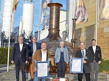 Mitarbeiterehrung bei der Kulmbacher Brauerei; im Bild (von links) Vorstandssprecher Markus Stodden, Personalchef Florian Kirchner, Achim Schneider (45 Jahre), Betriebsratsvorsitzende Martina Weber, Udo Schenkendorf (45) und Vorstand Mathias Keil Foto: privat