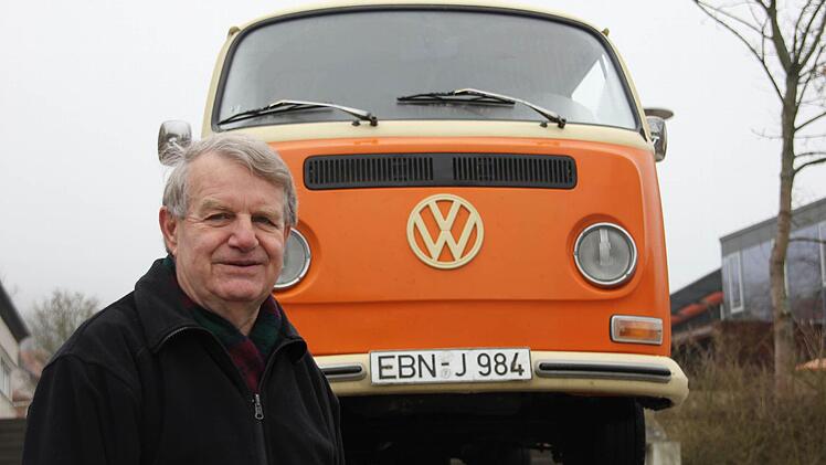 Werner Eichler mit seinem VW-Bus Baujahr 1969.