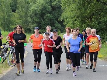 Gemeinsam starteten die Frauen des Lauf-10-Treffs mit ihrem Trainer Hort Weese zum Abschlusslauf über zehn Kilometer. Jeder Teilnehmer konnte dann aber sein Tempo selbst einteilen. Foto: Heike Beudert