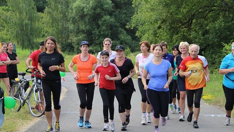 Gemeinsam starteten die Frauen des Lauf-10-Treffs mit ihrem Trainer Hort Weese zum Abschlusslauf über zehn Kilometer. Jeder Teilnehmer konnte dann aber sein Tempo selbst einteilen. Foto: Heike Beudert