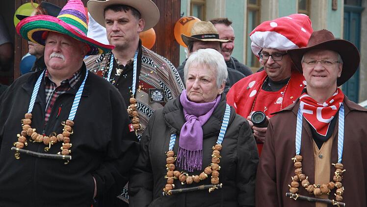 Alljährlich erhalten drei Personen, die sich um Uetzing verdient gemacht haben, den Nussprüglerorden. In diesem Jahr waren dies (vordere Reihe von links) Heinrich Bechmann, Elisabeth Weiser und Ottmar Kerner.