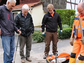 Stadtarbeiter haben das verstopfte Leitungsrohr freigelegt. Foto: H. Beudert