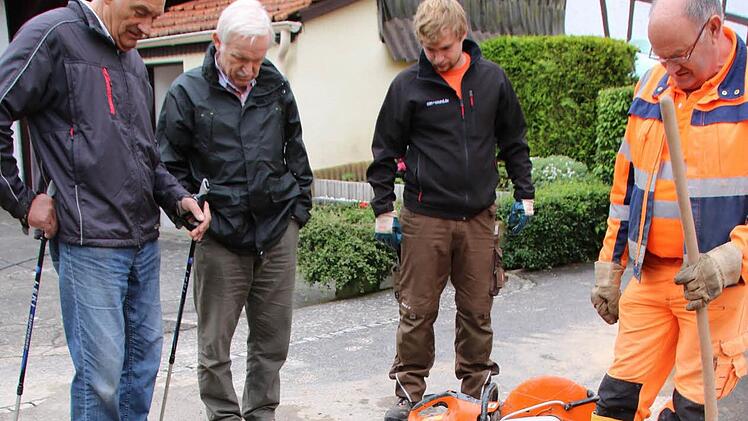 Stadtarbeiter haben das verstopfte Leitungsrohr freigelegt. Foto: H. Beudert