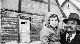 Voller Stolz hält Georg Schreiner, der Vater von Elisabeth Lubina, 1953 den kleinen Josef Lubina, den späteren Friseur, auf seinem Arm.