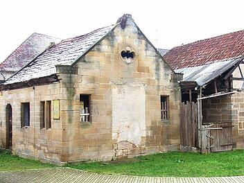 Die Synagoge in Gleusdorf (links) bietet keinen schönen Anblick. Das soll sich möglichst bald ändern. Bei der Bürgerversammlung wurde um Infos, Dokumente, Bilder für dieses Gebäude zum Projekt "Jüdische Schule und Synagoge in Gleusdorf" gebeten. Foto: Helmut Will