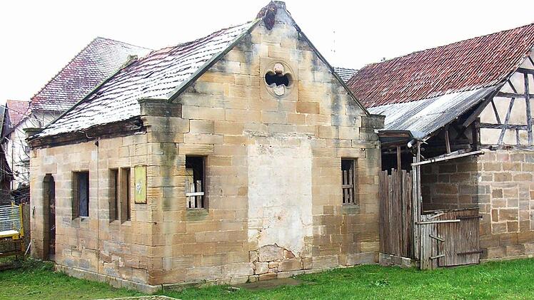 Die Synagoge in Gleusdorf (links) bietet keinen schönen Anblick. Das soll sich möglichst bald ändern. Bei der Bürgerversammlung wurde um Infos, Dokumente, Bilder für dieses Gebäude zum Projekt "Jüdische Schule und Synagoge in Gleusdorf" gebeten. Foto: Helmut Will