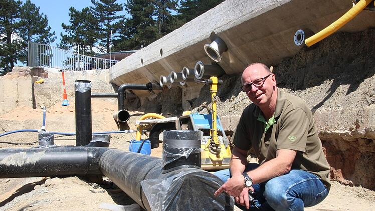 Betriebsleiter Roland B&uuml;hner zeigt die Hauptversorgungsleitung f&uuml;r das Wasser, das aus dem Nichtschwimmerbecken geleitet wird. Foto: Benedikt Borst