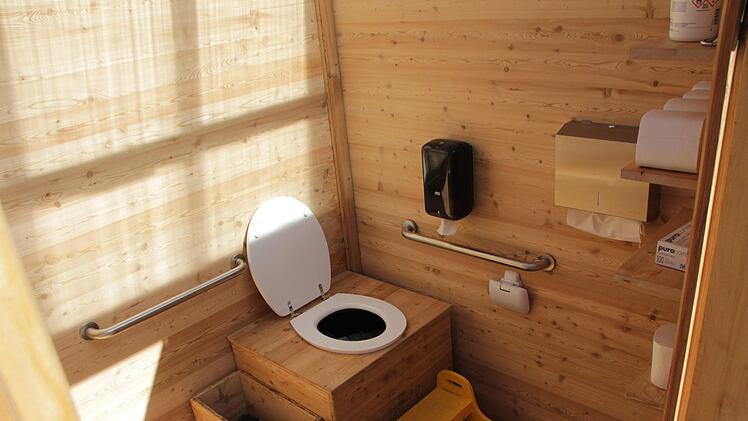 Im Waldkindergarten "Fuchsbau" in Adelsdorf gibt es ein Kompostklo mit Rindenmulch-"Spülung". Foto: Christian Bauriedel