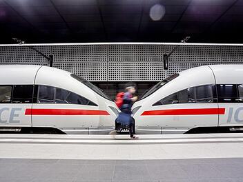 Der Mann sprang zwischen zwei ICE-Waggons. Symbolfoto: Christoph Söder/dpa