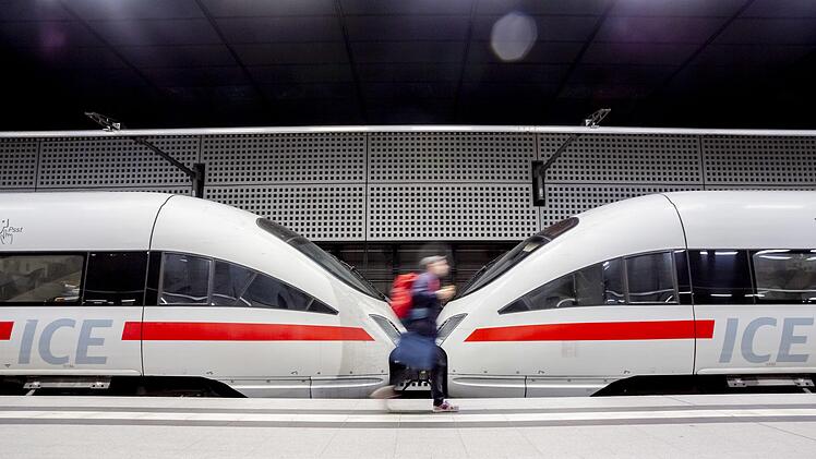 Der Mann sprang zwischen zwei ICE-Waggons. Symbolfoto: Christoph Söder/dpa