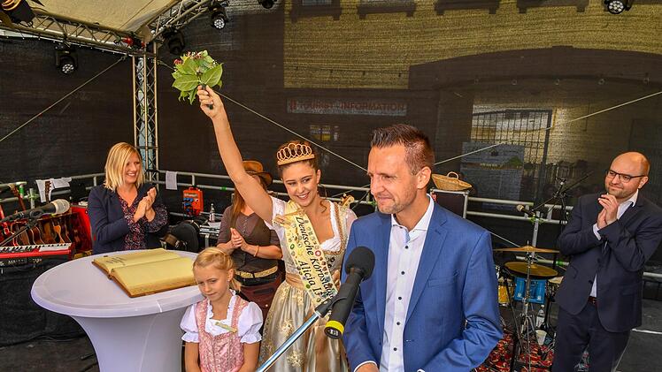Bürgermeister Hügerich freute sich über einen großartigen Korbmarkt. Hier mit Schirmherrin Claudia Koreck, Jule, der Gewinnerin des Malwettbewerb, Korbstadtkönigin Alicia und Bürgermeisterreferent Sebastian Müller (v.l.)