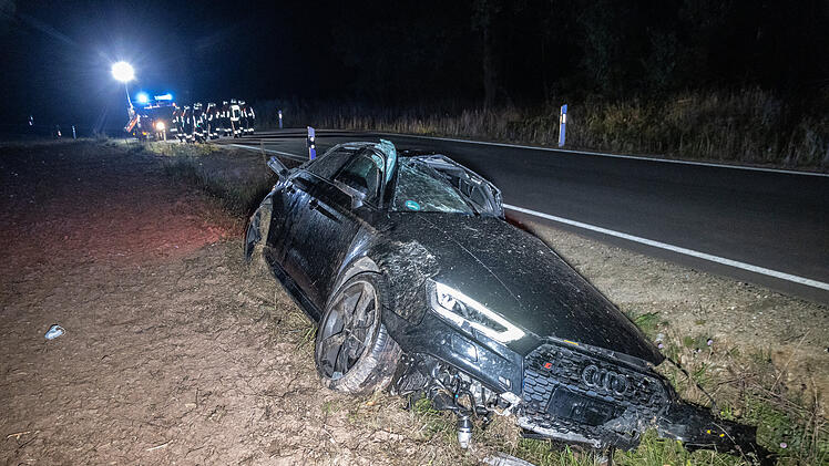 Mit 1,6 Promille hinterm Steuer: Auto kommt von Stra&szlig;e ab und &uuml;berschl&auml;gt sich