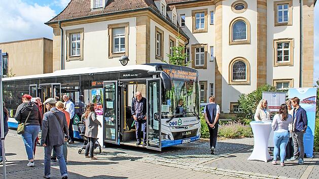 Jede Menge Interessenten fanden sich am Samstagvormittag vor dem Landratsamt ein, um sich über Fahrpläne, Tarife und Apps zu informieren. Blasmusik und Bratwürste lockten aber auch.
