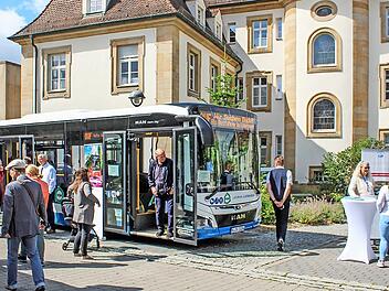 Jede Menge Interessenten fanden sich am Samstagvormittag vor dem Landratsamt ein, um sich über Fahrpläne, Tarife und Apps zu informieren. Blasmusik und Bratwürste lockten aber auch.