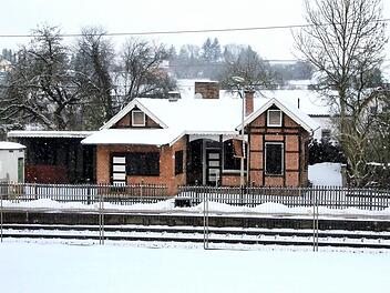 Nach dem gescheiterten Kauf bleibt das alte Stationsgebäude für den Grüber Heimatverein verschlossen. Fotos: Thomas Heuchling