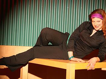 Der Orgasmus-Fitnesskurs in Fränkisch und mit der Anweisung: "Und jetzt alle mitstöhnen" war der Lacher des Abends. Schauspielerin Charis Hager sorgte dafür, dass der Monolog schonungslos offen war, aber dennoch hintersinnig, ja sogar tiefsinnig geriet. Foto: Sonja Adam