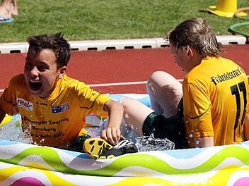 Die Kicker vom fünften Kontinent sollten hohe Temperaturen gewöhnt sein. Doch ausgerechnet die Australier suchten auffällig oft die nasse Abkühlung in den Planschbecken am Spielfeldrand. Das Überstreifen eines Trikots der Socceroos macht aus einem Gaustadter eben noch keinen Australier. Foto: sportpress