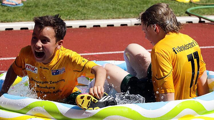 Die Kicker vom fünften Kontinent sollten hohe Temperaturen gewöhnt sein. Doch ausgerechnet die Australier suchten auffällig oft die nasse Abkühlung in den Planschbecken am Spielfeldrand. Das Überstreifen eines Trikots der Socceroos macht aus einem Gaustadter eben noch keinen Australier. Foto: sportpress
